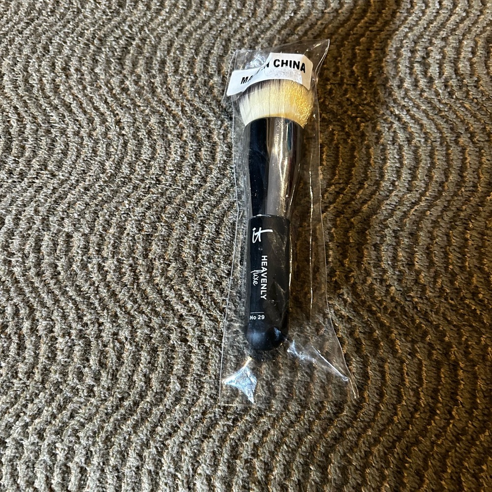 IT Cosmetics Heavenly Luxe Brush NO 29-retails$50